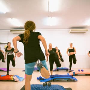Socias entrenando de pie en grupo durante el taller de Bodypump