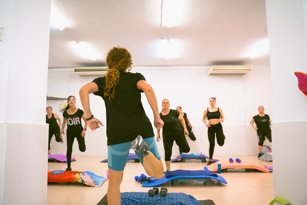 Socias entrenando de pie en grupo durante el taller de Bodypump